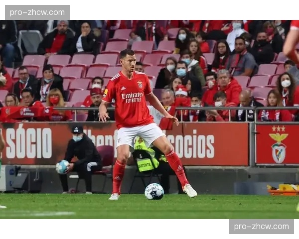 特写：在训练基地外，数千名尤文图斯球迷集会表达对球队的支持