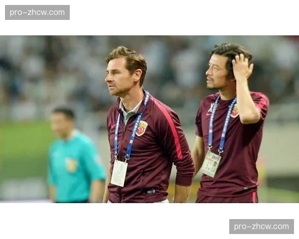 中场活动:为纪念已故名帅,风暴主场举办特别致敬仪式 中场活动:为纪念已故名帅,风暴主场举办特别致敬仪式